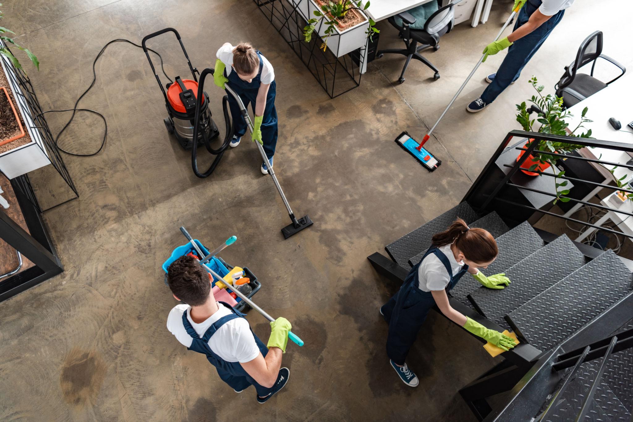 Reinigungsteam bei der Arbeit